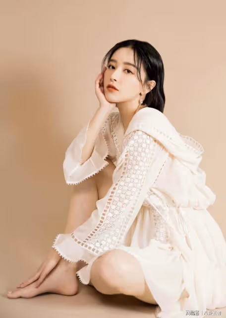 求婚一年不急結婚!闞清子挽手未婚夫聚餐,開1500萬豪車卻租房住