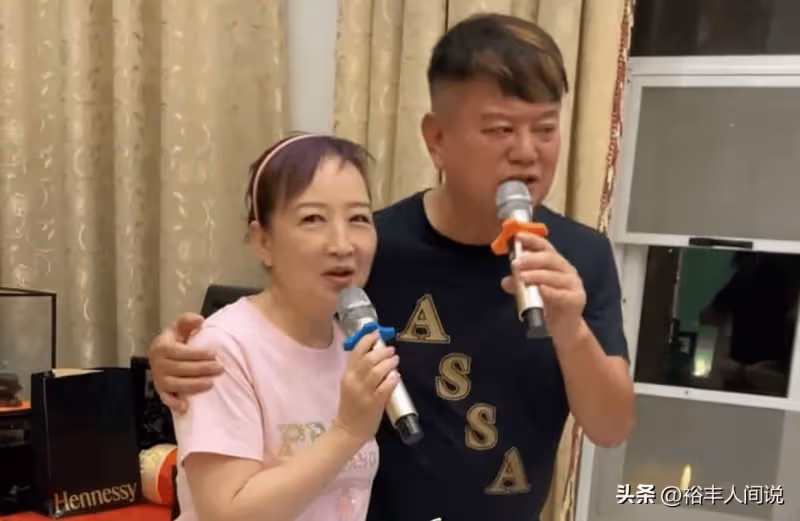 陳百祥攜妻子慶結婚45周年！恩愛摟肩無兒女，用普通話唱《小芳》