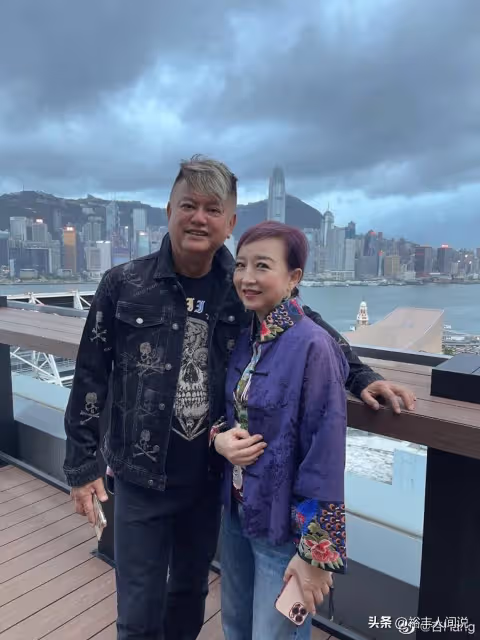 陳百祥攜妻子慶結婚45周年！恩愛摟肩無兒女，用普通話唱《小芳》