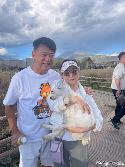 陳百祥攜妻子慶結婚45周年！恩愛摟肩無兒女，用普通話唱《小芳》