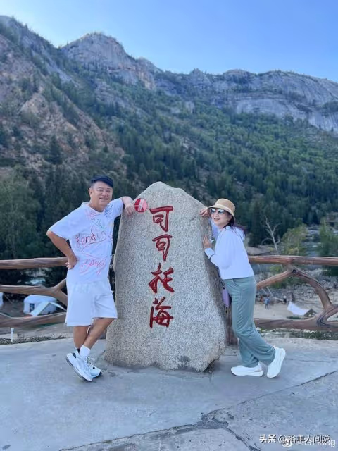 陳百祥攜妻子慶結婚45周年！恩愛摟肩無兒女，用普通話唱《小芳》