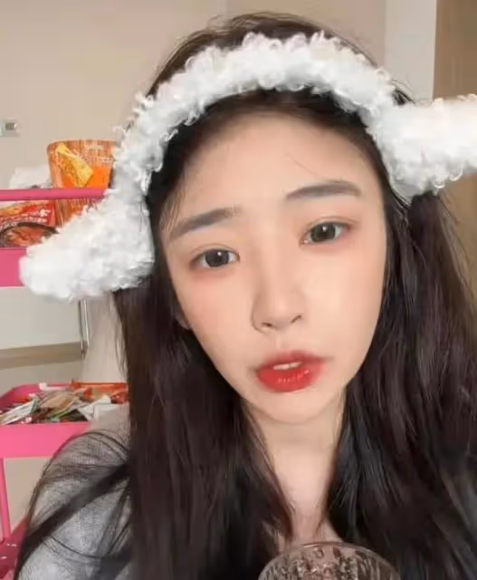 黃一鳴揭發女兒是王思聰的！男方帶新美女現身寺廟遊玩