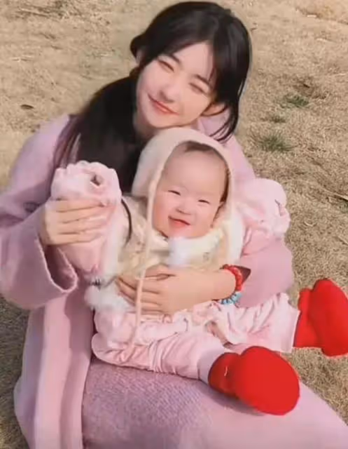 黃一鳴揭發女兒是王思聰的！男方帶新美女現身寺廟遊玩