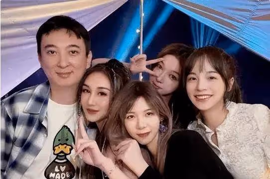 黃一鳴揭發女兒是王思聰的！男方帶新美女現身寺廟遊玩