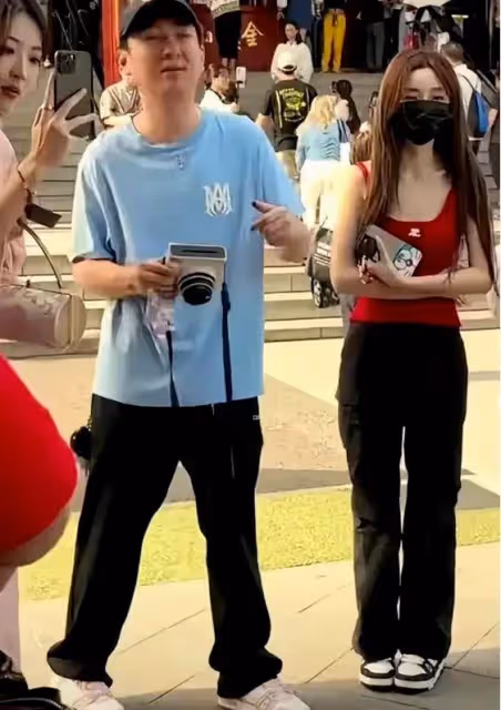 黃一鳴揭發女兒是王思聰的！男方帶新美女現身寺廟遊玩