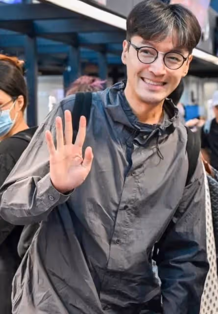 胡歌台灣行新造型亮相,劉海少年引發熱議,親切互動粉絲成焦點