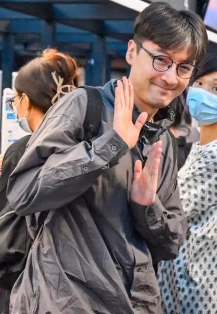 胡歌台灣行新造型亮相,劉海少年引發熱議,親切互動粉絲成焦點