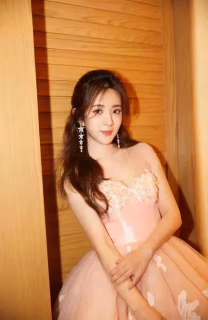 王曉晨穿低胸長裙超靚!膚白貌美大長腿魔鬼身材性感火辣