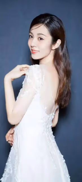 王曉晨穿低胸長裙超靚!膚白貌美大長腿魔鬼身材性感火辣
