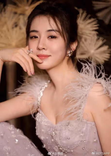 王曉晨穿低胸長裙超靚!膚白貌美大長腿魔鬼身材性感火辣