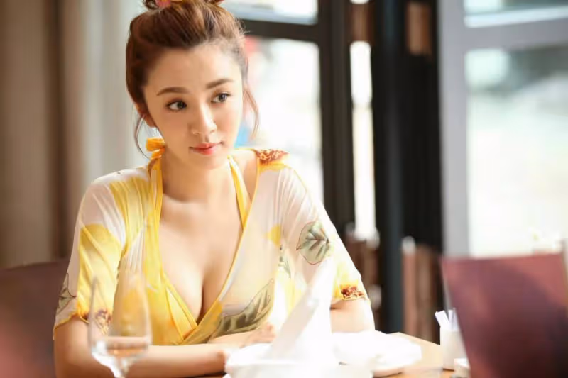 王曉晨穿低胸長裙超靚!膚白貌美大長腿魔鬼身材性感火辣