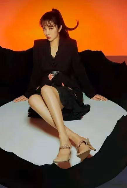 王曉晨穿低胸長裙超靚!膚白貌美大長腿魔鬼身材性感火辣