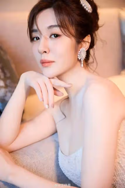 王曉晨穿低胸長裙超靚!膚白貌美大長腿魔鬼身材性感火辣