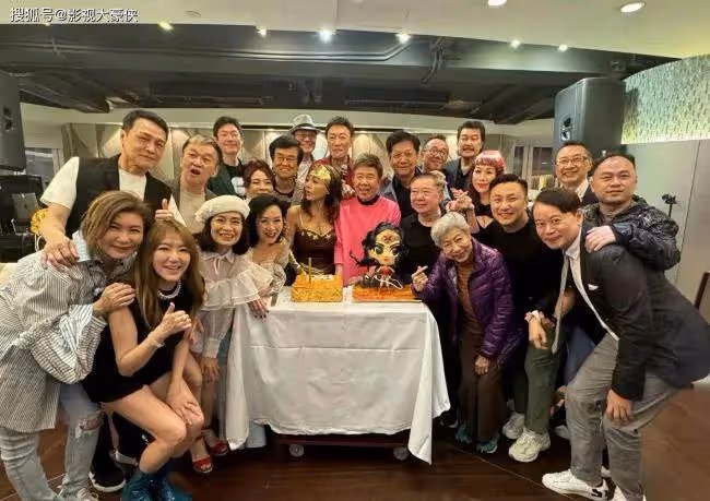 90年代性感女星58歲生日，大曬元祖級「飛彈」 身材，群星到場祝賀