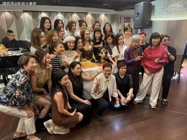 90年代性感女星58歲生日，大曬元祖級「飛彈」 身材，群星到場祝賀