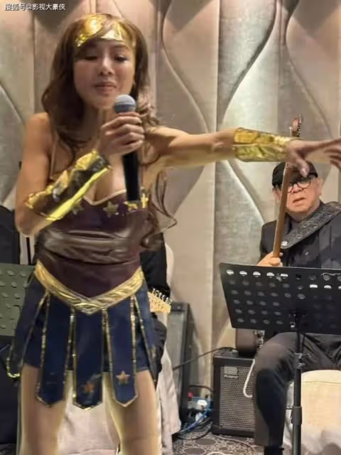 90年代性感女星58歲生日，大曬元祖級「飛彈」 身材，群星到場祝賀