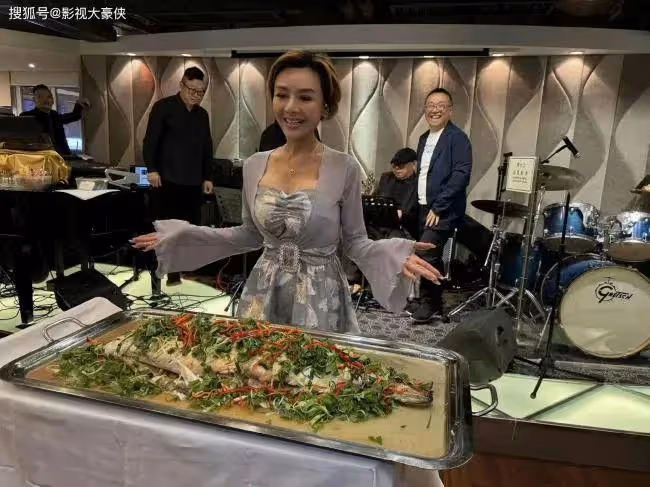 90年代性感女星58歲生日，大曬元祖級「飛彈」 身材，群星到場祝賀