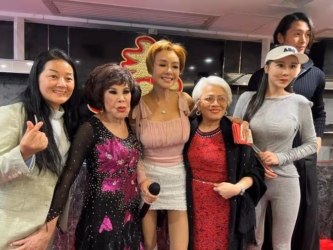 90年代性感女星58歲生日，大曬元祖級「飛彈」 身材，群星到場祝賀