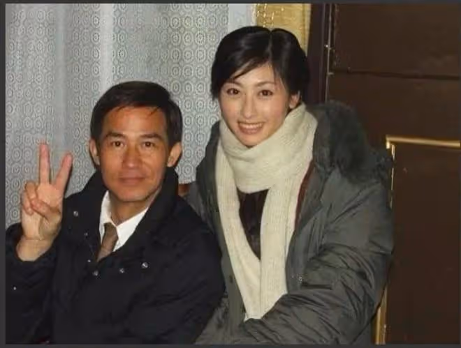 前TVB男星寵愛小20歲二婚嬌妻,64歲仍有行情,背妻撩女拼桌吃飯