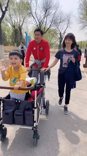 前TVB男星寵愛小20歲二婚嬌妻,64歲仍有行情,背妻撩女拼桌吃飯