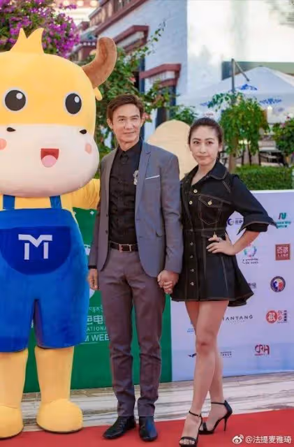 前TVB男星寵愛小20歲二婚嬌妻,64歲仍有行情,背妻撩女拼桌吃飯