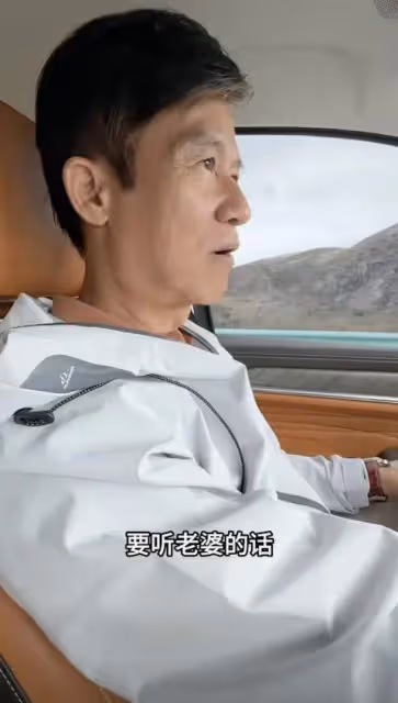 前TVB男星寵愛小20歲二婚嬌妻,64歲仍有行情,背妻撩女拼桌吃飯