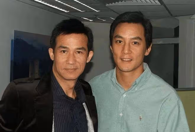 前TVB男星寵愛小20歲二婚嬌妻,64歲仍有行情,背妻撩女拼桌吃飯