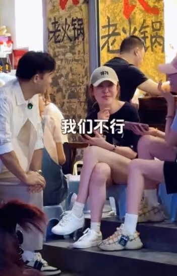 前TVB男星寵愛小20歲二婚嬌妻,64歲仍有行情,背妻撩女拼桌吃飯