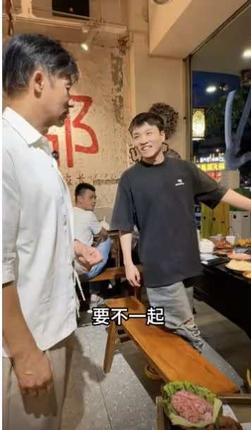 前TVB男星寵愛小20歲二婚嬌妻,64歲仍有行情,背妻撩女拼桌吃飯