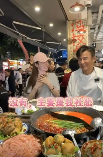 前TVB男星寵愛小20歲二婚嬌妻,64歲仍有行情,背妻撩女拼桌吃飯