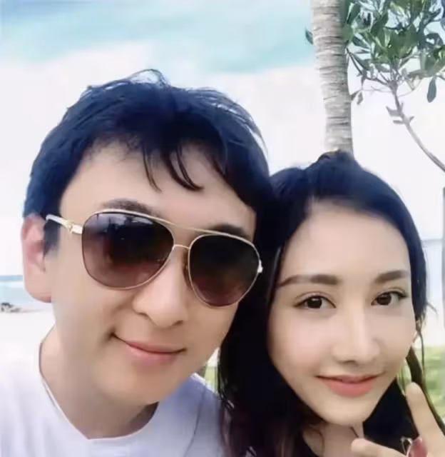 王思聰首個父親節!帶女友逛街買單,不停看手機眉頭緊鎖顯惆悵