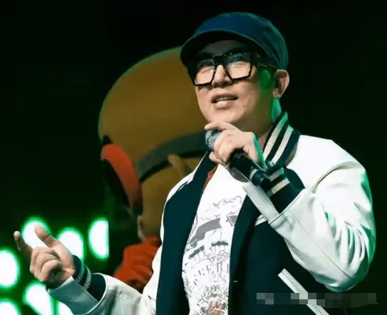 具俊曄低調打工記！經濟艙獨行，降低身價自力更生，大S尊貴形象受衝擊？