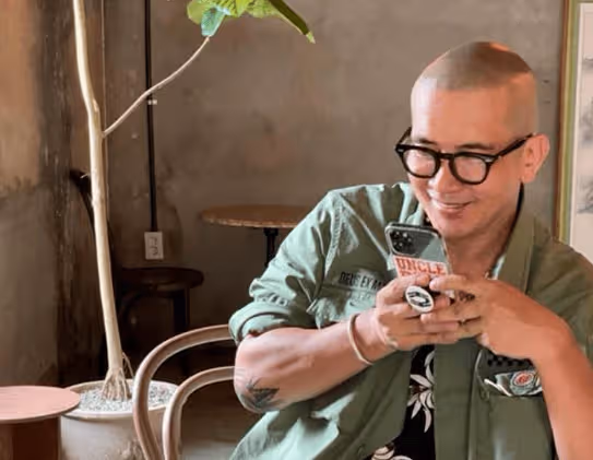 具俊曄低調打工記！經濟艙獨行，降低身價自力更生，大S尊貴形象受衝擊？