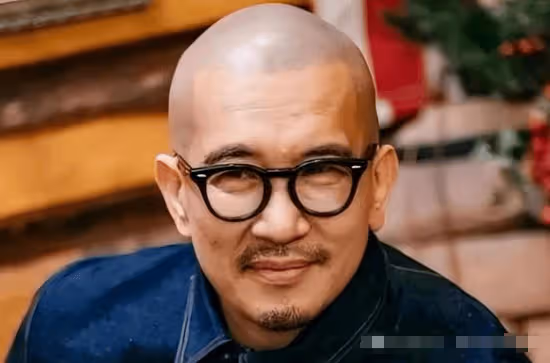 具俊曄低調打工記！經濟艙獨行，降低身價自力更生，大S尊貴形象受衝擊？