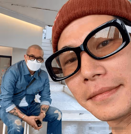 具俊曄低調打工記！經濟艙獨行，降低身價自力更生，大S尊貴形象受衝擊？
