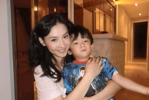 張柏芝爆料：小兒子如何稱呼謝霆鋒？答案兩個字太直接，引來無數網友點贊！