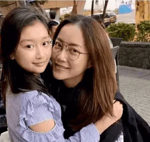 謝霆鋒隱瞞10歲女兒，王菲震驚不已，霍汶希慌了