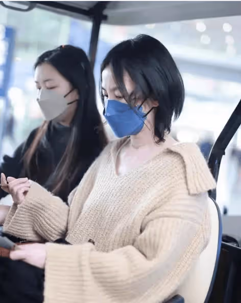 54歲王菲攜女兒李嫣現身演唱會,與謝霆鋒不結婚不生孩子,狀態依舊驚艷