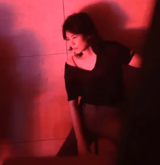 54歲王菲攜女兒李嫣現身演唱會,與謝霆鋒不結婚不生孩子,狀態依舊驚艷
