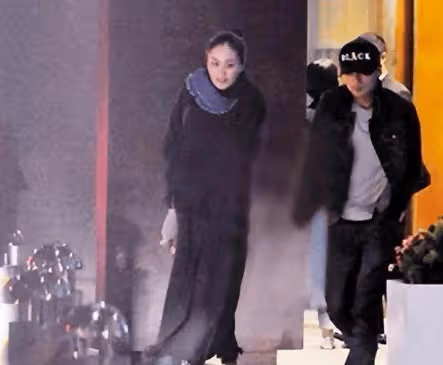 54歲王菲攜女兒李嫣現身演唱會,與謝霆鋒不結婚不生孩子,狀態依舊驚艷