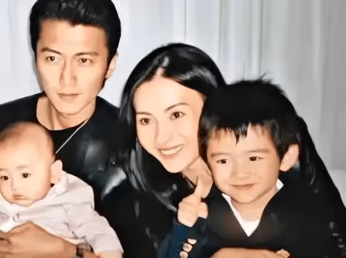 54歲王菲攜女兒李嫣現身演唱會,與謝霆鋒不結婚不生孩子,狀態依舊驚艷