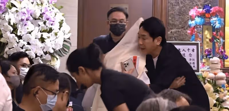 TVB知名老戲骨顏國梁設靈,患細胞癌離世,好友梁思浩淚灑現場