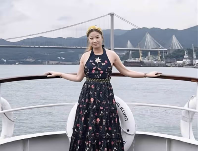 香港知名女星翁嘉穗曬全家福,大20歲老公禿頂,橫刀奪愛嫁入豪門