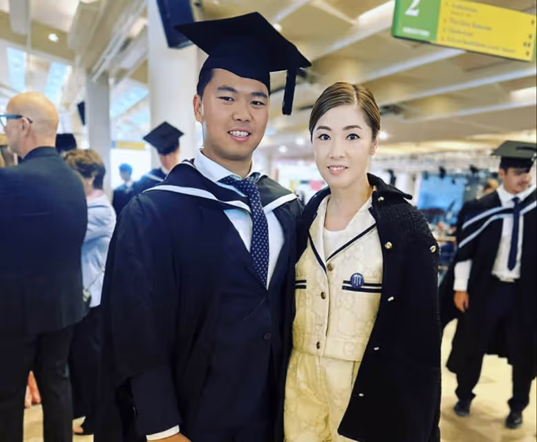 香港知名女星翁嘉穗曬全家福,大20歲老公禿頂,橫刀奪愛嫁入豪門