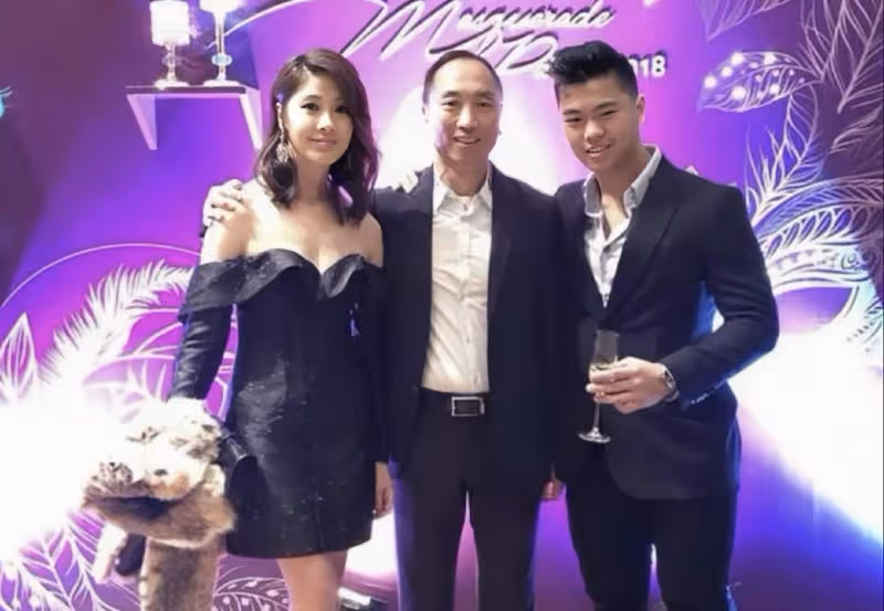 香港知名女星翁嘉穗曬全家福,大20歲老公禿頂,橫刀奪愛嫁入豪門