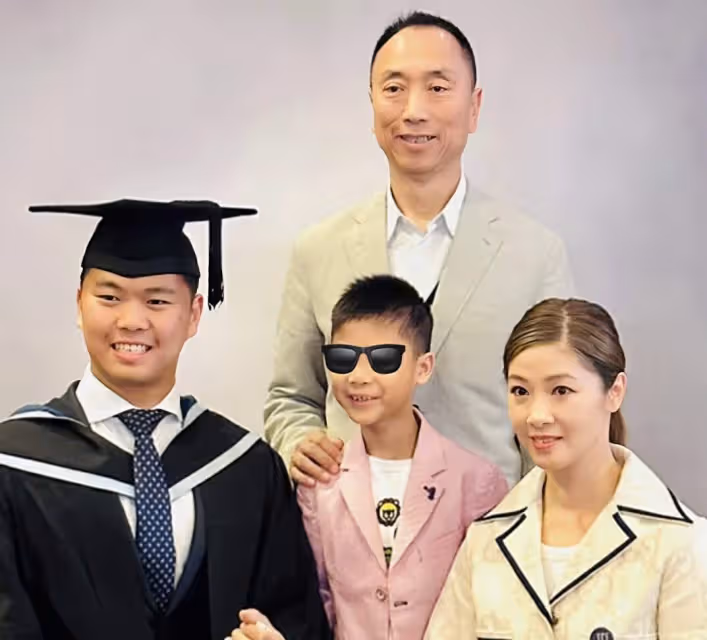 香港知名女星翁嘉穗曬全家福,大20歲老公禿頂,橫刀奪愛嫁入豪門