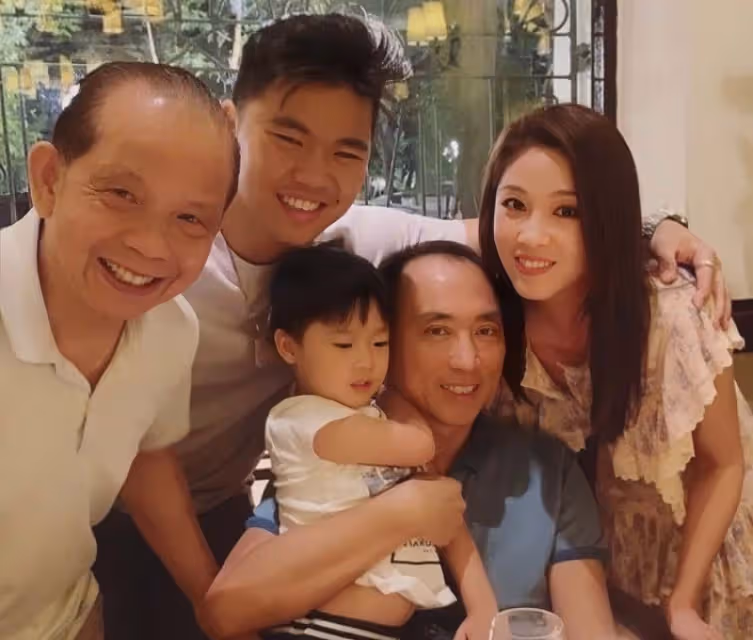 香港知名女星翁嘉穗曬全家福,大20歲老公禿頂,橫刀奪愛嫁入豪門