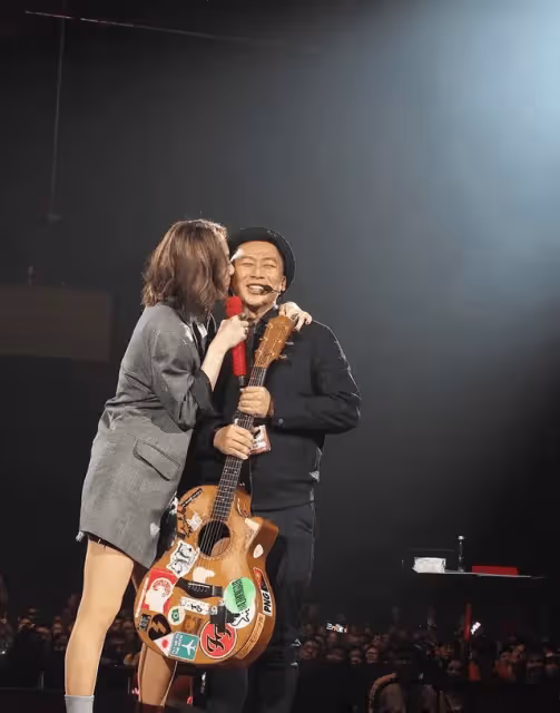 演唱會告急！鄭秀文經紀人中風進ICU，兩人合作24年，感情深厚