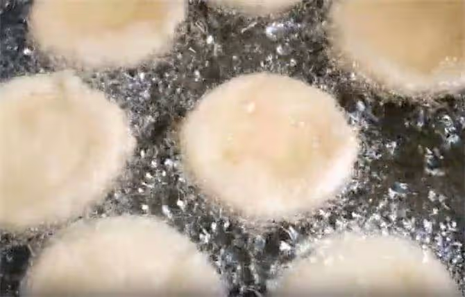 不用烤箱,不發麵,教你做15分鐘就能出鍋的小酥餅,咬一口直掉渣