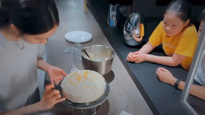 孫莉曬一家五口,三個兒女個個出眾養眼,黃磊發福明顯胖出雙下巴